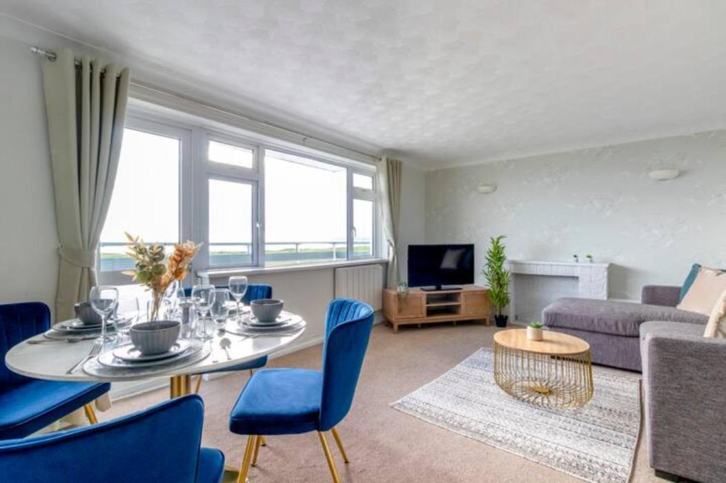 Trendy Sea View 2 Bedroom Sleeps 6 - Free Parking Bournemouth Kültér fotó