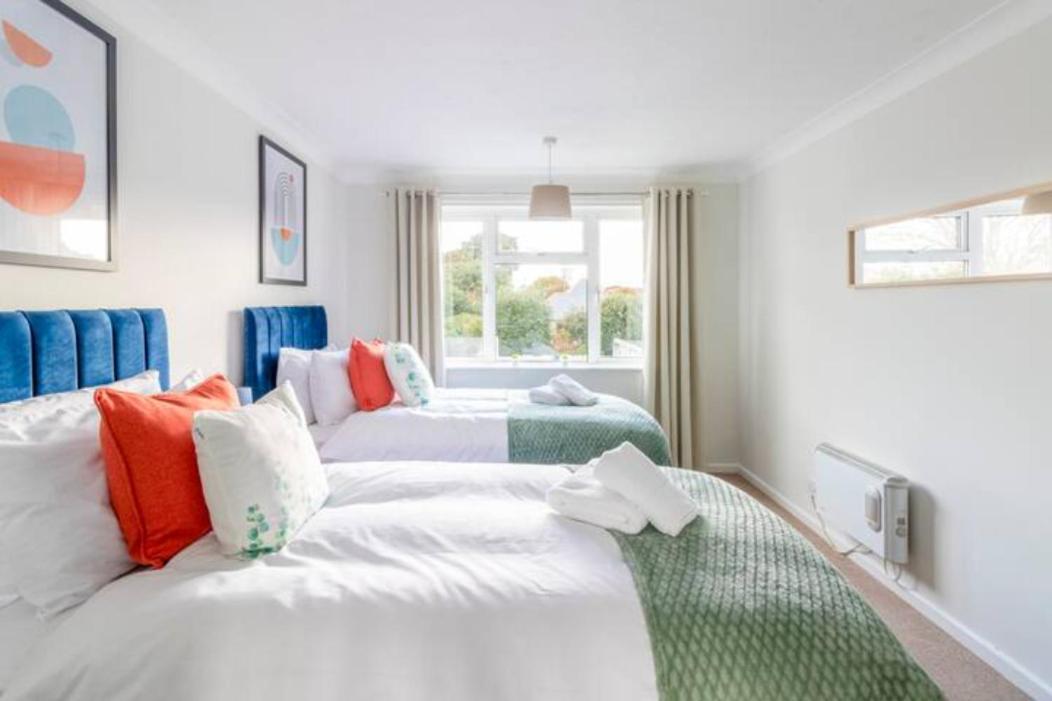 Trendy Sea View 2 Bedroom Sleeps 6 - Free Parking Bournemouth Kültér fotó