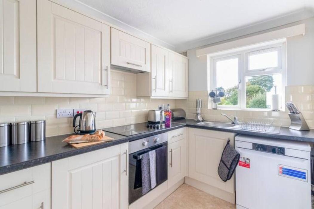 Trendy Sea View 2 Bedroom Sleeps 6 - Free Parking Bournemouth Kültér fotó