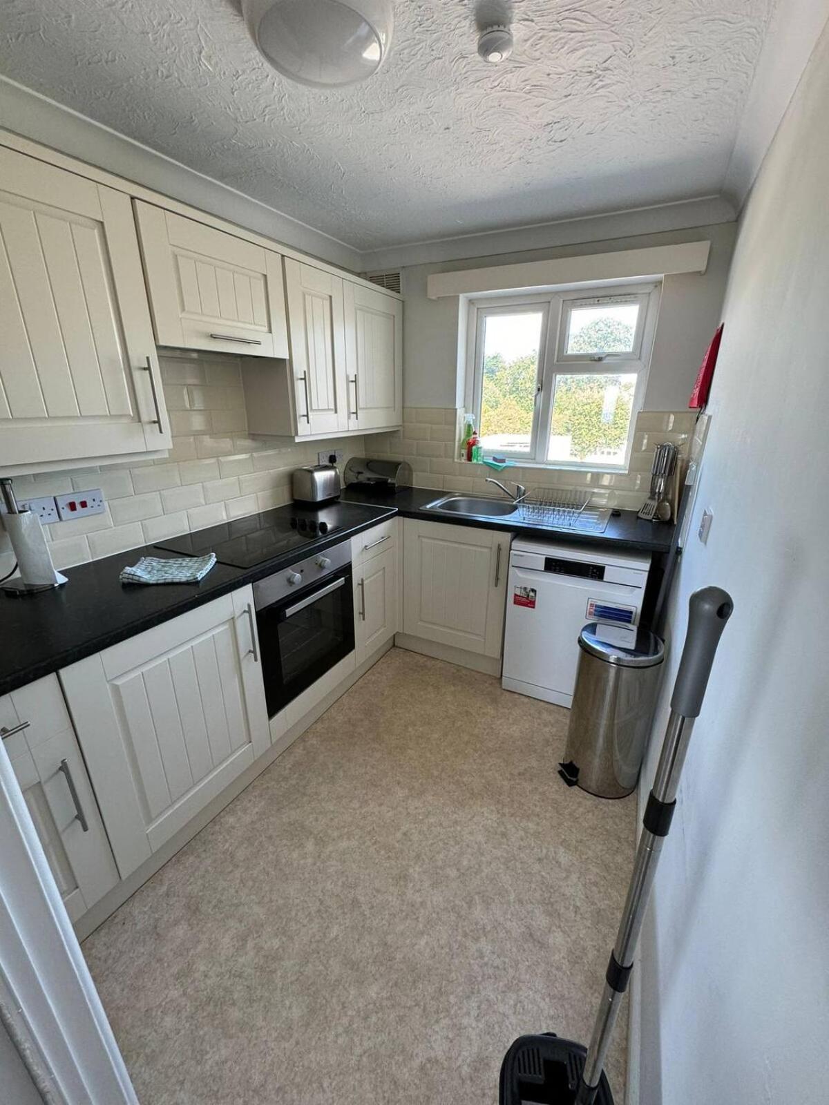 Trendy Sea View 2 Bedroom Sleeps 6 - Free Parking Bournemouth Kültér fotó